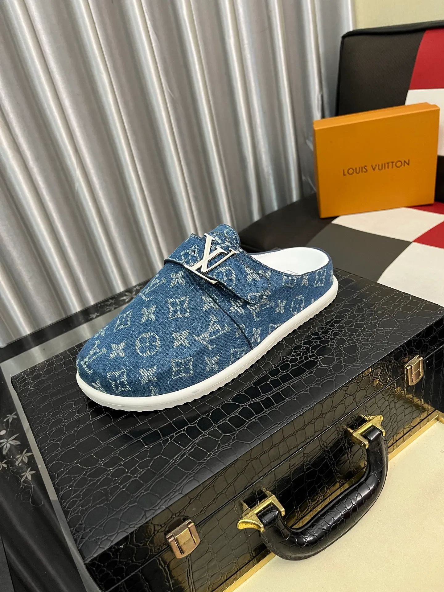 Men's shoes 💰380⌚️⌚️2025 new men's casual sandals and slippers, made of suede cow leather, with Monogram pattern to highlight the trendy style. Adjustable straps illuminated with LV letters, while a resilient insole and micro outsole provide lightweight comfort. Made of suede cow leather with embossed Monogram pattern and brand element metal hardware✅Adjustable straps➕Tough insole‼ ️Micro outsole. Comfortable and easy to wear‼ ️size: 38-443️⃣Colors available